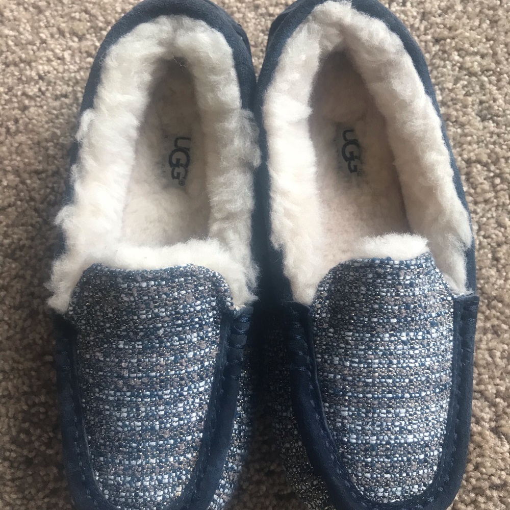 Ugg maccasin slippers size 5.5